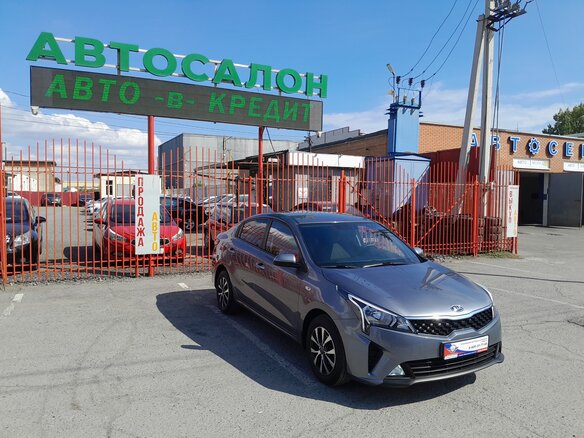 2020 Kia Rio IV Рестайлинг, серый, 1718000 рублей - вид 4