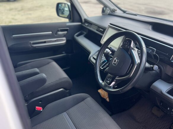 2017 Honda Stepwgn V, белый, 1630000 рублей - вид 7