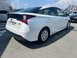 2022 Toyota Prius IV Рестайлинг (XW50), белый, 1600000 рублей, вид 5