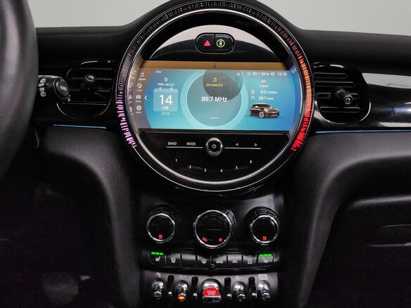 2022 Mini Hatch Cooper III (F55/F56) Рестайлинг 2, белый, 2051000 рублей - вид 17
