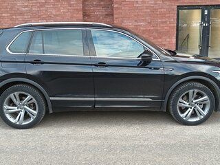 2021 Volkswagen Tiguan II Рестайлинг, чёрный, 3749000 рублей, вид 2