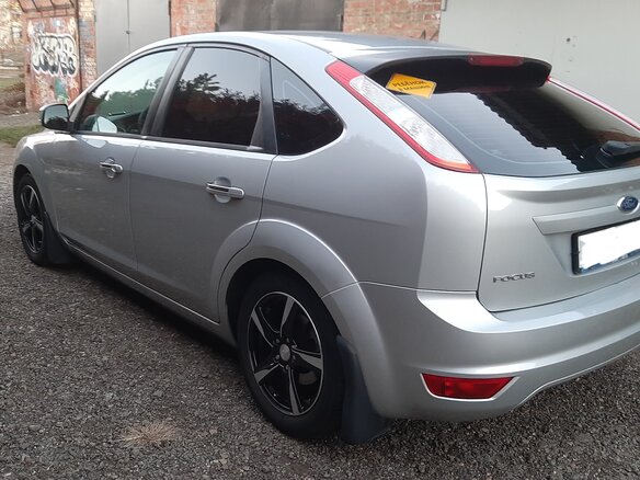 2010 Ford Focus II Рестайлинг, серебристый, 700000 рублей - вид 2