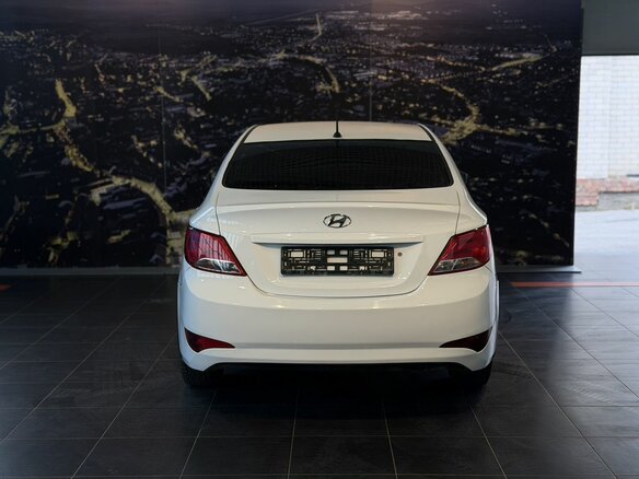 2015 Hyundai Solaris I Рестайлинг, белый, 650000 рублей - вид 4