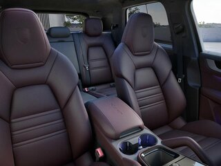 2026 Porsche Cayenne GTS III Рестайлинг, серый, 26882435 рублей, вид 3