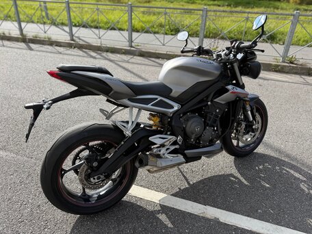 2018 Triumph Street Triple, серый, 750000 рублей, вид 3