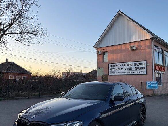 2020 BMW 5 серии 530d xDrive VII (G30/G31/G38) Рестайлинг, синий, 5000000 рублей - вид 4