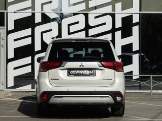 2018 Mitsubishi Outlander III Рестайлинг 3, белый, 2049000 рублей, вид 4