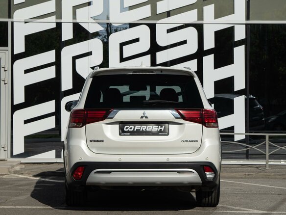 2018 Mitsubishi Outlander III Рестайлинг 3, белый - вид 3