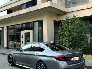 2022 BMW 5 серии 530d VII (G30/G31/G38) Рестайлинг, серебристый, 4390000 рублей, вид 3