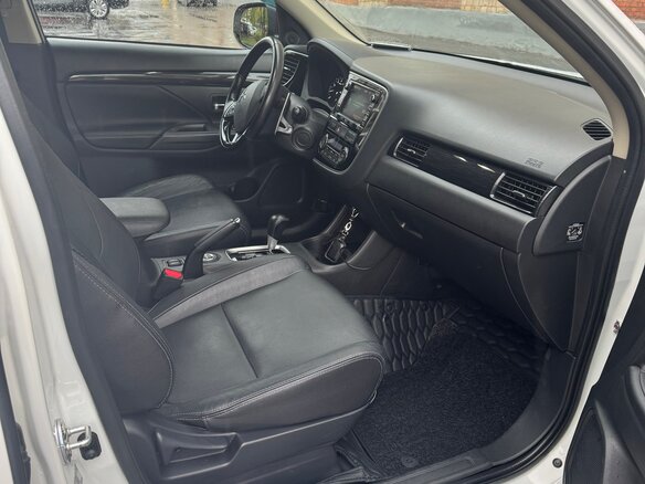 2016 Mitsubishi Outlander III Рестайлинг 2, белый, 2100000 рублей - вид 20