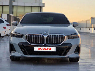 2026 BMW 5 серии 520i VIII (G60/G61/G68), серебристый, 7077777 рублей, вид 2