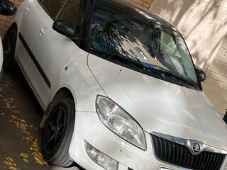 2014 Skoda Fabia II Рестайлинг, белый, 850000 рублей, вид 2