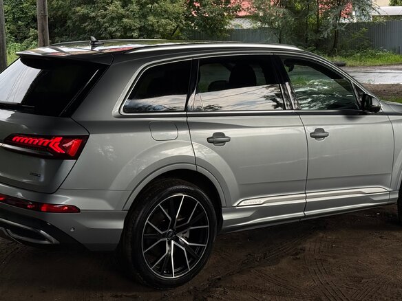 2022 Audi Q7 45 TFSI II (4M) Рестайлинг, серебристый, 5800000 рублей - вид 5