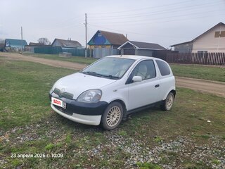 1999 Toyota Vitz I (P10), белый, 300000 рублей, вид 3