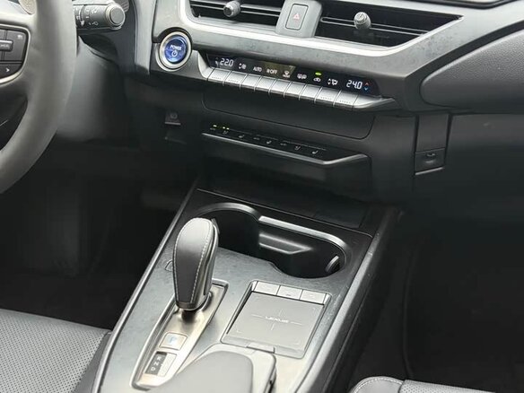 2020 Lexus UX 300e I, серебристый, 1567202 рублей - вид 3
