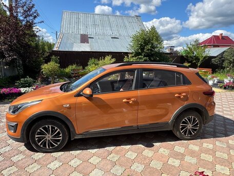 2020 Kia Rio X-Line IV, оранжевый, вид 4