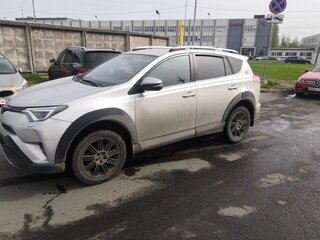 2017 Toyota RAV4 IV (XA40) Рестайлинг, серебристый, 2000000 рублей, вид 4