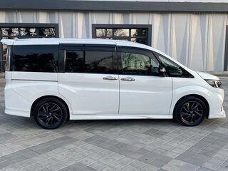 2021 Honda Stepwgn Spada V Рестайлинг, белый, 1990000 рублей, вид 4