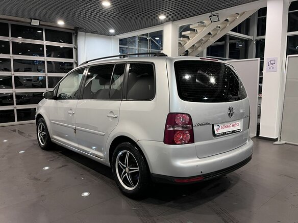 2010 Volkswagen Touran I Рестайлинг, серебристый - вид 4