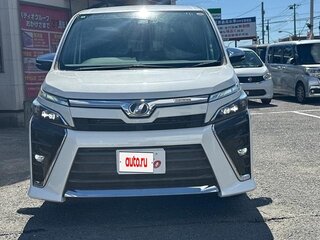 2018 Toyota Voxy III (R80) Рестайлинг, белый, 2250000 рублей, вид 2
