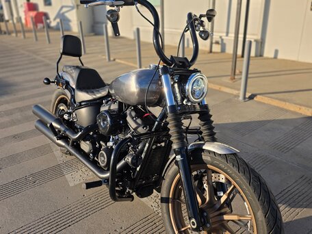 2021 Harley-Davidson Street Bob, серебристый, 1649000 рублей, вид 3