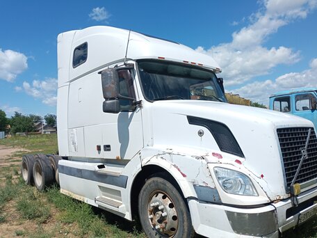 2004 Volvo VNL, белый, 1150000 рублей, вид 1