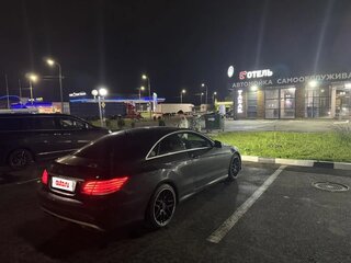 2013 Mercedes-Benz E-Класс 200 IV (W212, S212, C207) Рестайлинг, чёрный, 1800000 рублей, вид 2