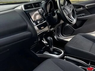 2018 Honda Fit III Рестайлинг, серый, 1300000 рублей, вид 3