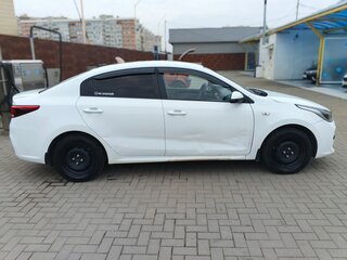 2018 Kia Rio IV, белый, 800000 рублей, вид 4