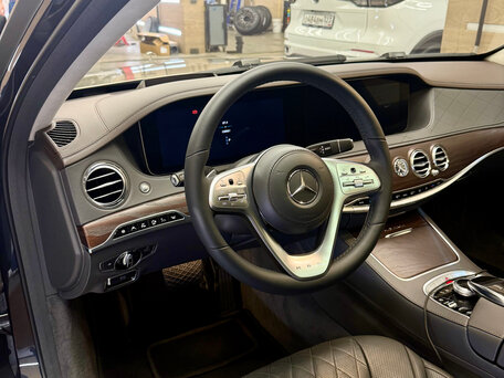 2017 Mercedes-Benz Maybach S-Класс 560 I (X222) Рестайлинг, пурпурный, 7800000 рублей, вид 4