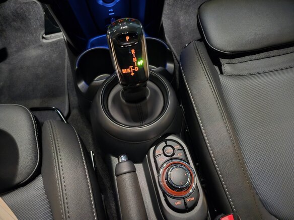 2023 Mini Hatch Cooper III (F55/F56) Рестайлинг 2, чёрный - вид 9