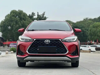 2022 Toyota Yaris IV, красный, 979099 рублей, вид 2