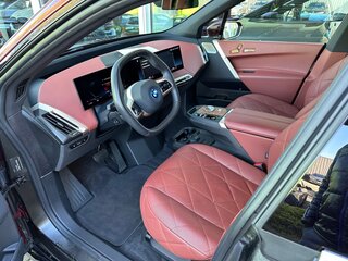 2021 BMW iX xDrive50 I (I20), красный, 9490000 рублей, вид 4