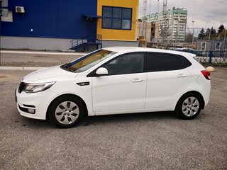2015 Kia Rio III Рестайлинг, белый, 810000 рублей, вид 4