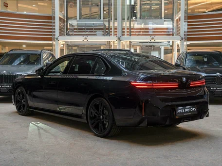 2026 BMW 7 серии 740 xDrive VII (G70) Рестайлинг, синий, 24190000 рублей, вид 4