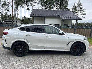 2022 BMW X6 40i III (G06), белый, 6990000 рублей, вид 3