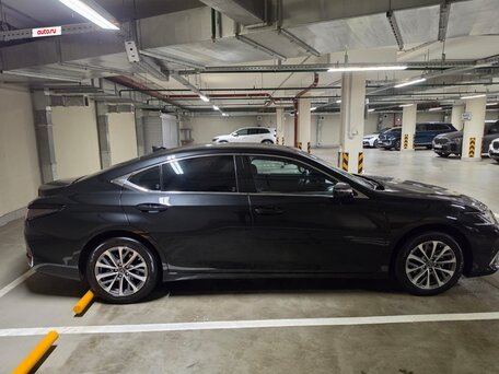 2025 Lexus ES 200 VII Рестайлинг 2, чёрный, 4950000 рублей, вид 3