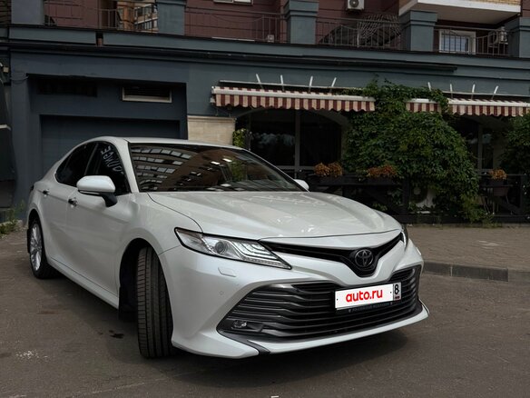 2020 Toyota Camry VIII (XV70), белый, 2870000 рублей - вид 1