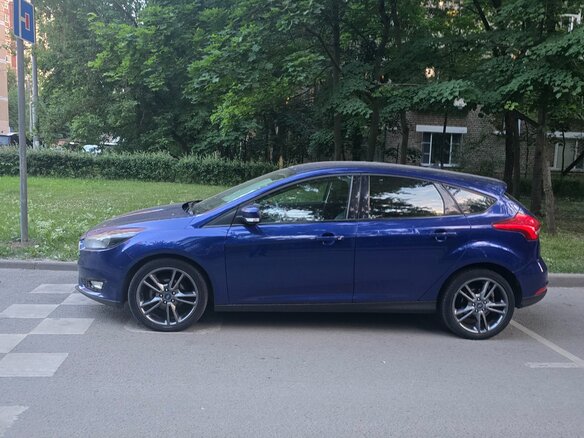 2017 Ford Focus III Рестайлинг, синий, 980000 рублей - вид 2