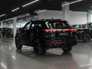 2026 Volkswagen Tiguan L Pro III (China Market), чёрный, 5000000 рублей, вид 4