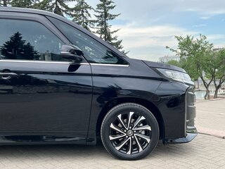 2022 Toyota Noah IV (R90), чёрный, 3750000 рублей, вид 4