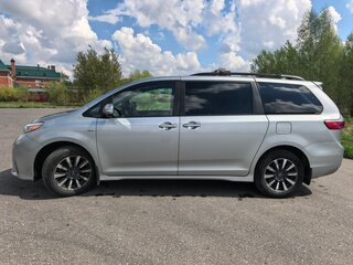 2019 Toyota Sienna III Рестайлинг 2, серый, 3695000 рублей, вид 3