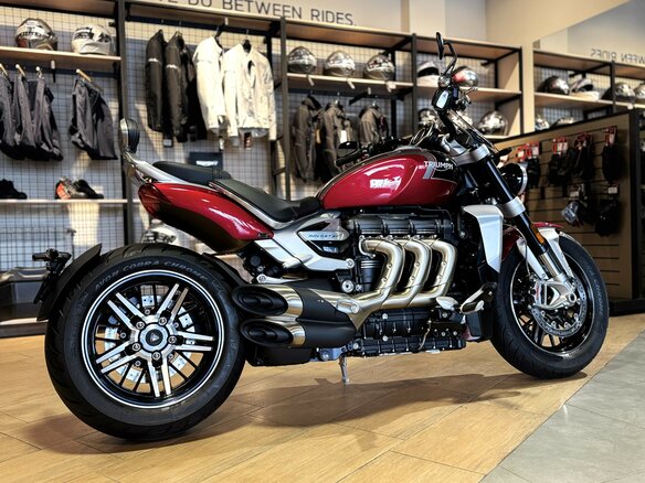 2023 Triumph Rocket 3, красный, 2990000 рублей - вид 4