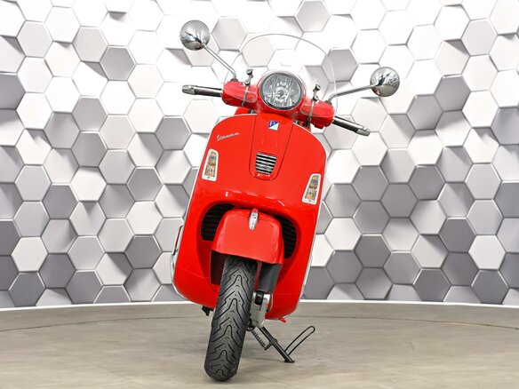 2015 Vespa GTS 300, красный, 539000 рублей - вид 4