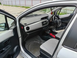 2011 Toyota Vitz III (XP130), серебристый, 645000 рублей, вид 5