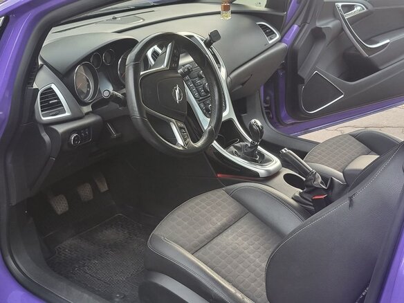 2013 Opel Astra GTC J Рестайлинг, фиолетовый, 1000000 рублей - вид 4