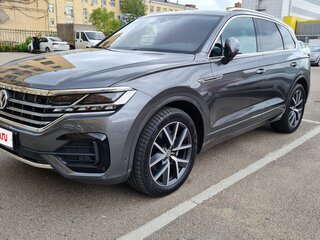 2019 Volkswagen Touareg III, серый, 7500000 рублей, вид 1
