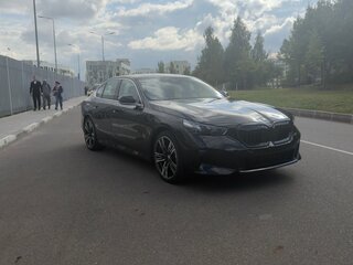 2025 BMW 5 серии 530i xDrive VIII (G60/G61/G68), чёрный, 7100000 рублей, вид 5