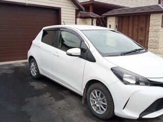 2015 Toyota Vitz III (XP130) Рестайлинг, белый, 850000 рублей, вид 2