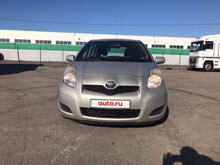 2009 Toyota Yaris II Рестайлинг, серебристый, 670000 рублей, вид 2
